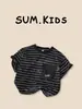 Camiseta Listrada Solta de Manga Curta Estilo Coreano de Verão para Meninos Novo Modelo 2026 para Crianças Pequenas e Médias Roupa de Verão com Bolso 3D Camiseta da Moda