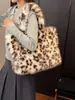 Bolsa Feminina Transfronteiriça Estampa de Leopardo Bolsa Tote de Pelúcia Heng Geng Novo Estilo Grande Capacidade Manual de Ombro Estilo Preguiçoso Bolsa de Axila