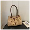 Bolso tote de lunares estilo coreano para otoño e invierno, bolso de hombro casual vintage de gran capacidad con colgante de cachorro, bolso versátil para el hombro para el día a día