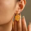 Pendientes de girasol con diseño de corte moderno, de acero de titanio y chapado en oro de 18 quilates, con diseño de corte de corte y PVD.