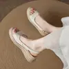Novas Sandálias Femininas com Salto Anabela de Solado Grosso, Sapatos da Moda de Bico Aberto para o Verão, Sapatos Confortáveis de Mãe com Solado Macio, Estilo Respirável