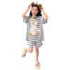Pijama listrado de ganso branco grande para meninas 2025 Verão Novo Senso de Alto Padrão Solto Crianças Grandes Celebridade da Internet Desenho Animado Pijama