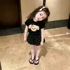 Conjunto de Verano Nuevo para Niñas 2026, Estilo Popular de Alta Venta de Este Año, Top Negro de Manga Corta con Dibujos y Shorts Delgados para Niñas
