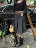 Toma real de la falda asimétrica retro americana de principios de otoño de 2026 con un diseño único, falda de línea A tipo abanico fresca y elegante