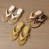 2026 Novo Estilo Atacado Chinelo Salto Alto Bico Quadrado Cor de Férias na Praia Bloco de Cores Roupa Externa Sandália Plataforma Salto Anabela Feminino