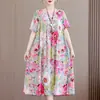 Vestido floral de mamá, nuevo modelo verano 2026, para mediana edad y mayores, hecho de algodón rayón, corte holgado, estampado, vestido de longitud media