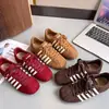 Zapatos duraderos para deportes y ocio al aire libre, modernos y antideslizantes, con rayas de otoño, un diseño retro y un estilo versátil para 2026. Estos son zapatos de gamuza para mujer