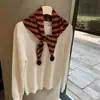 Chal de punto a rayas estilo coreano con pompones, una bufanda versátil para usar en capas en otoño e invierno, perfecta para añadir un toque decorativo, atar y proteger el cuello; un pañuelo triangular