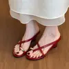 Sandalias de cuña francesas de verano con hebilla metálica y tiras cruzadas, sandalias rojas de clip estilo retro de nicho, nuevo modelo 2026