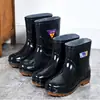 Botas de lluvia duraderas con suela de goma para hombres y mujeres, cálidas, resistentes a ácidos y álcalis, de tubo corto, engrosadas, protección laboral, impermeables, botas de lluvia de tubo medio de moda para hombre