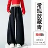 Foto real de calças esportivas femininas estilo americano com barra curva, novo modelo da primavera de 2026, cintura alta, perna reta, modelagem solta, calça de moletom casual de perna larga