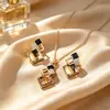 Conjunto de Dos Piezas de Collar y Aretes de Cristal Cuadrados Geométricos Color Champán de Lujo Ligero, Conjunto de Joyería de Alta Gama para Mujer para el Trabajo