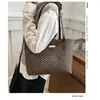 Bolsa Tote de Grande Capacidade 2025 Nova Coleção de Primavera Bolsa Feminina Estampada em PU Bolsa de Ombro Bolsa de Mão Retrô Bolsa de Axila para Mulheres