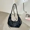 Bolso de mujer de alta gama, gran capacidad, nuevo estilo 2026, moderno, otoño/invierno, retro, diseño de nicho, bolso cruzado, para el trabajo, bolso tipo dumpling
