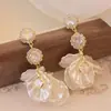 Brincos de Franja com Pétalas de Pérola e Cravejados de Diamante Brilhantes Brincos Franceses de Luxo Leve Brincos da Moda Personalizados de Alta Qualidade para Mulheres Venda por Atacado