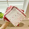 Juego de ropa de cama de cuatro piezas de gasa doble, fresco y sencillo, popular en línea, funda de edredón de encaje de algodón puro, falda de cama, colcha jacquard teñida en hilo, estilo sábana ajustable