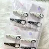 Presilha de Cabelo Triângulo com Bolinhas Pretas da Gatinha Kt Fofa Simples Desenho Animado Presilha para Franja Grampo para Aluno do Ensino Fundamental
