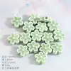 Cuentas pequeñas de flor de cerámica de colores, no se decoloran, agujero recto, cuentas sueltas de flor de cinco pétalos, para joyería y accesorios de ropa DIY hechos a mano, cuentas de porcelana
