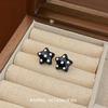 Pendientes de estrella de cinco puntas en blanco y negro con diseño de nicho, temperamento exquisito, alto sentido para enviar regalos a novias, nuevos pendientes al por mayor