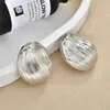 Pendientes de botón ovalados a rayas plisados minimalistas retro pendientes de diseño nicho temperamento de alta gama pendientes simples irregulares