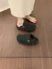 Zapatos peludos con estampado de leopardo de diseño único para mujer, adecuados para usar en exteriores en otoño e invierno, cálidos, de punta cerrada, estilo media pantufla, con suela gruesa, forrados de felpa y parecidos a las sandalias Birkenstock.