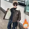 Jaqueta infantil forrada com fleece, novo estilo outono/inverno 2026, jaqueta de couro infantil quente da moda, blusa de inverno espessa para bebês meninos