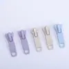 Tiradores de cremallera de resina de colores hechos a medida, no autoblocantes, para ropa y textiles del hogar; Los fabricantes de tiradores de cremallera multicolores ofrecen precios al por mayor