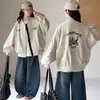Chaqueta de otoño para niñas 2026 modelo nuevo, abrigo corto elegante de dibujos animados bordado a la moda para principios de otoño para niños mayores, venta al por mayor