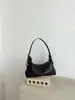 Bolso tipo dumpling de cuero suave de alta gama de estilo coreano ins, diseño de nicho, versátil para el trabajo y los desplazamientos, bolso de hombro para mujer