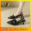 Sandalias de moda y tacones altos Baotou para mujer, nuevo estilo de verano 2026, tacones de gatito de moda con hebilla metálica, punta fina y diseño de espalda descubierta