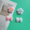 Pajarita de encaje a cuadros de dibujos animados, flor, decoración hecha a mano para tazas de agua de crema, fundas de teléfono y zuecos