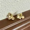 Pendientes de Flor Dorada Tridimensionales Elegantes de Alta Gama Atmosféricos Diseño Francés de Nicho Sentido Metálico Flor de Metal Nuevo Estilo Top de Oreja para Mujer