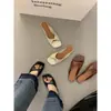 Sandalias planas tipo mule de estilo coreano para mujer, nuevo modelo de verano 2026, perfectas para la playa y el paseo marítimo con faldas, exudando un encanto hermoso y elegante