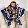 Nuevo Pañuelo Cuadrado Pequeño 70 con Estampado de Leopardo Imitación Seda para Mujer, Pañuelo de Seda Estilo Retro Americano, Protector de Cuello para Primavera y Otoño, Chal para Habitación con Aire Acondicionado