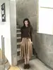 Saia de Camurça Assimétrica Khaki "Preguiçosa e Solta" de Zeng Yuer para Mulheres, Apresentando uma Barra Larga para um Visual Romântico e Emagrecedor