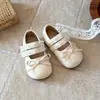 Elegantes zapatos Mary Jane plateados con lazo para niña, modelo nuevo 2026, zapatos de princesa para niños pequeños y niñas, de suela suave