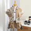 2026 Nuevo Traje de Manga Corta para Niños Estilo Verano Ropa Exterior Casual Bloques de Color Camisa Inglesa Manga Corta Conjunto de Tres Piezas Moderno