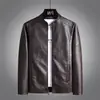 2026 Comercio Exterior Al por Mayor Primavera Otoño Estilo Coreano Moderno Atractivo Ajustado Chaqueta de Cuero PU para Hombre Chaqueta de Cuero para Hombres Jóvenes Ropa de Motocicleta Ropa de Abrigo