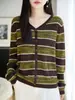 Nueva Colección Otoño/Invierno 2026: Cárdigan de punto fino con cuello en V, de manga larga, con bloques de color a rayas y diseño calado, top/chaqueta