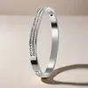 Pulsera de alta calidad para mujer estilo ins tarjeta de mujer nicho joyería de acero inoxidable sin desvanecimiento incrustada con diamantes venta al por mayor