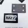 Etiqueta com logo de marca de mochilas e artigos de couro, plaqueta de metal para roupas e bagagens, etiqueta de couro KKFP customizada com suporte de veludo