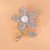 Broche de flor de moda Broche Joker de aleación con diamantes para ropa de adulto Corsage hueco Accesorios de alfiler de perla al por mayor