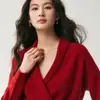 Elegante y versátil, este suéter de cachemira de color liso presenta un diseño de cuello en V cruzado, una estética minimalista y un estilo relajado y sin esfuerzo.. Es un jersey de lana de manga larga perfecto para añadir un toque de sofisticación a tu look
