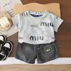 Roupa de Verão para Meninos 2026 Novo Estilo Bebê Pequeno Verão Estampa de Letras Manga Curta Roupas Estilosas Conjunto de Duas Peças Roupas da Moda Infantil