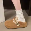 Sapatos femininos de algodão quentes, novo estilo 2026, com bordado interno para aumentar a altura e renda, sapatos baixos de inverno com forro de fleece