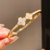 Pulsera de Broche de Hoja con Circonita Galvanizada en Oro Real de 18 Quilates, Moderna y Versátil para el Trayecto Diario, Joyería de Lujo Ligero de Alta Gama para Mujeres