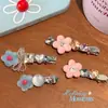 Pinza para el pelo con letra de flor de pedrería de alta gama, elegante, estilo coreano dulce y femenino, lujo ligero con un toque sofisticado, exquisita pinza de pico de pato