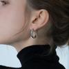 Amazon brincos de venda quente brincos femininos elegantes brincos redondos brilhantes minimalista estilo europeu e americano estilo frio brincos all-match