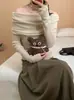 Suéter de punto color albaricoque sin hombros para mujer, primavera y otoño, elegante, ajustado, favorecedor, top de punto, sin hombros, chic, sensación de alta gama, top para clavícula