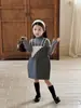 Otoño 2026 Nuevo Estilo Coreano Ropa Infantil Niñas Dulce Estilo Mori Vestido de Tirantes Bordado con Adorno de Encaje Triangular en la Correa